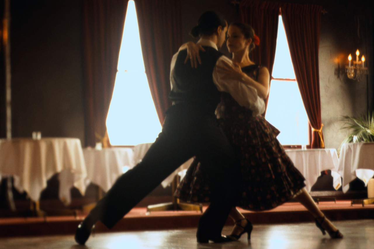 Romance dance. Танцы в ресторане. Танго в ресторане. Пара танцует в ресторане. Танго в Париже.